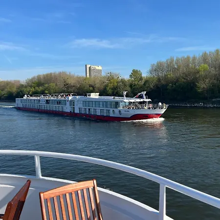 Vibe Loft Free Drink Daily By Zazi Hostal Bratislava